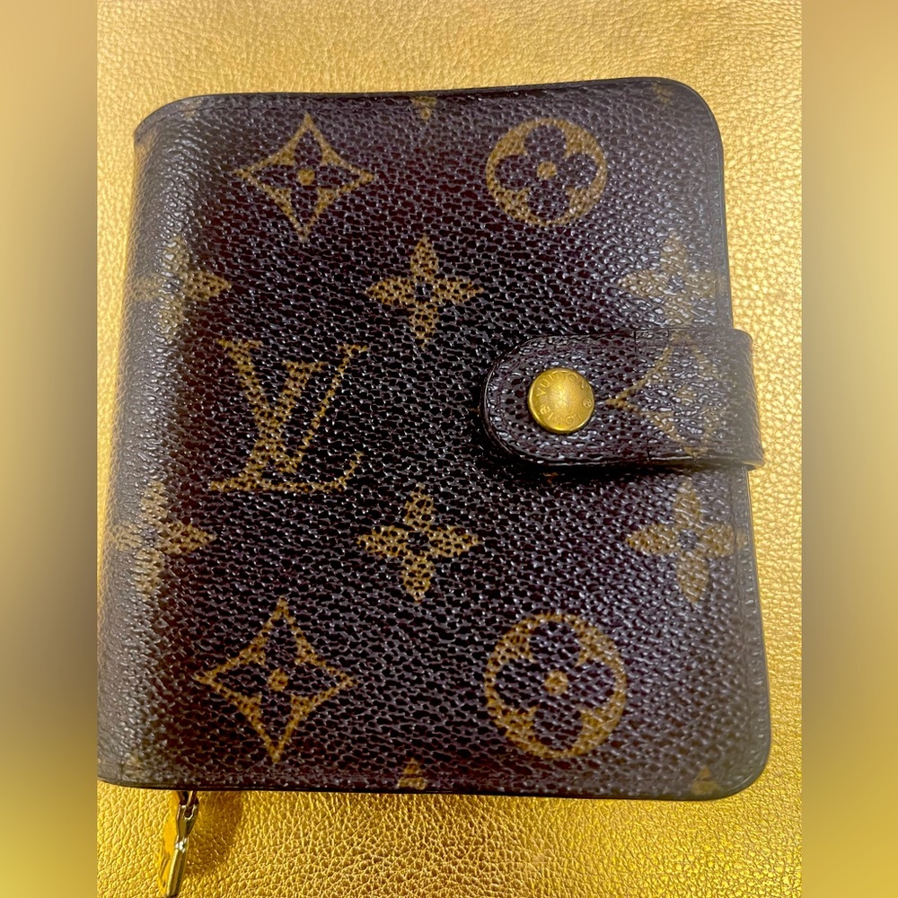 Louis Vuitton Monogram LV wallet CA0016